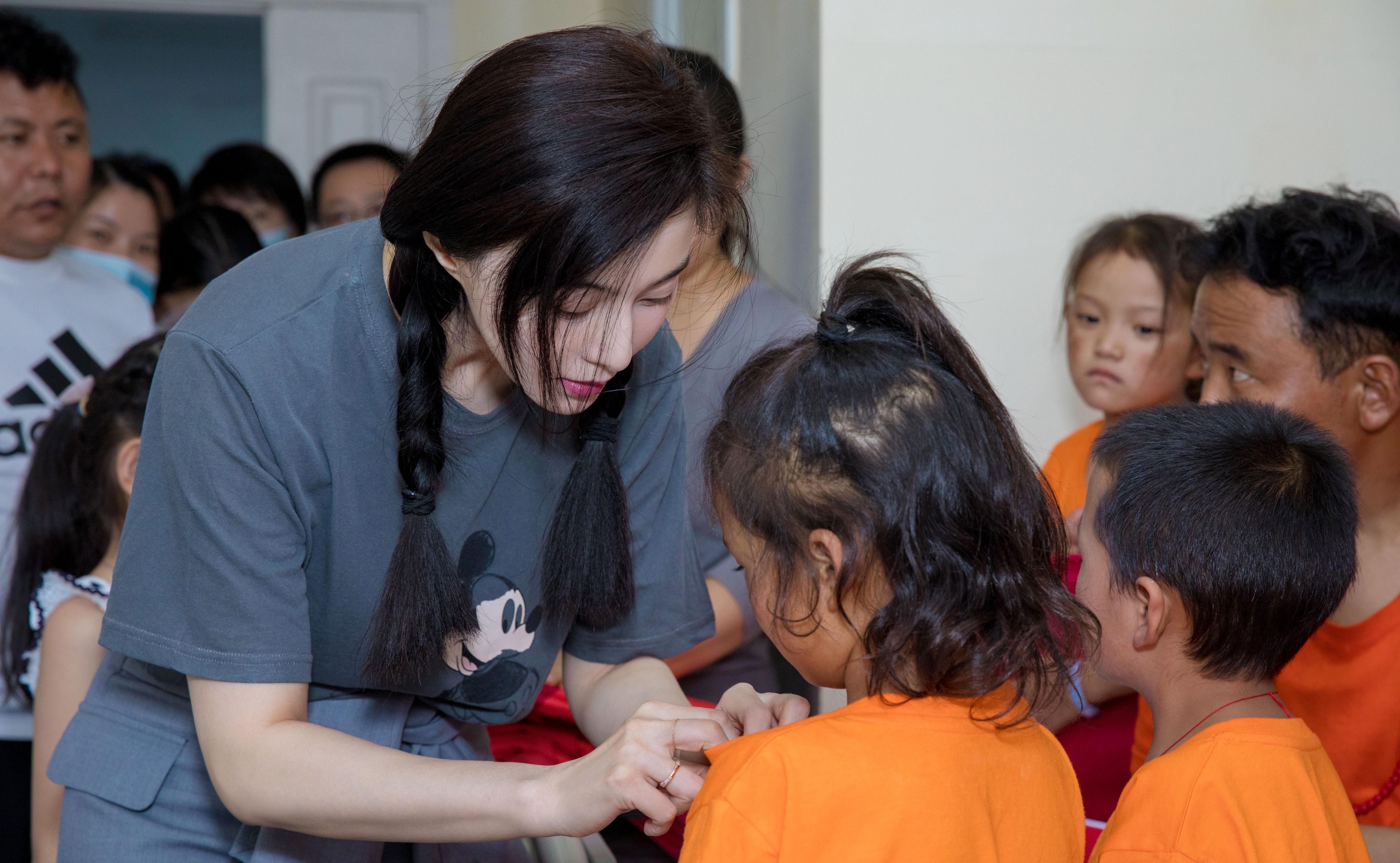 范冰冰化黑妆扮丑当村姑,范冰冰也做起了美妆博主