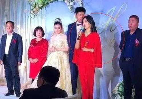 婚礼上婆婆抢足了风头,婚礼上婆婆抢了新娘的风头