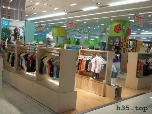 最新童装店双门头装修效果图,童装店怎么装修才有顾客