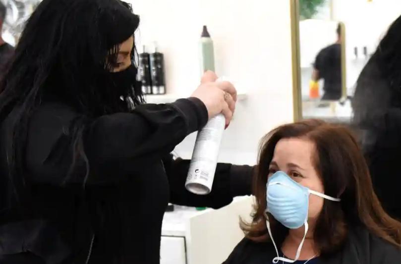 无视疫情放开后美国一理发师确诊,可能感染了91名顾客和同事