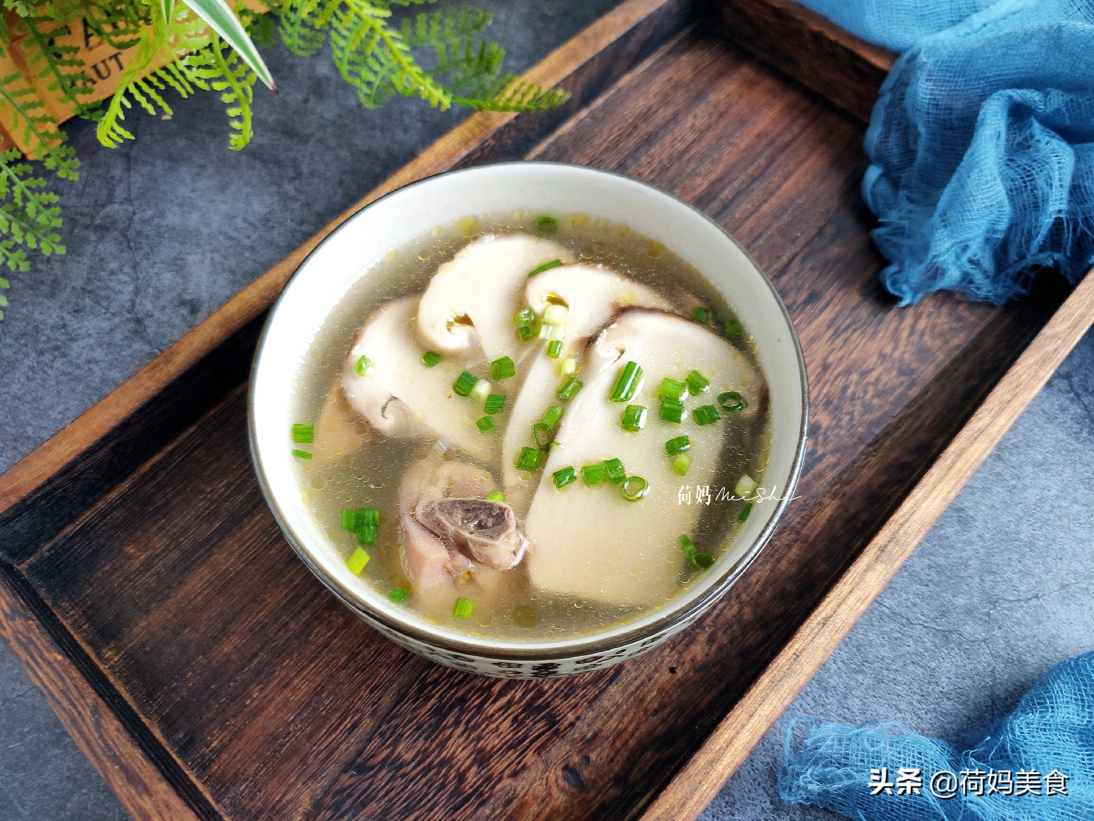 立秋亲手炖老母鸡汤给儿子喝,秋天来一碗松茸鸡汤