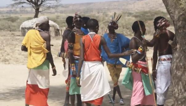 非洲女人拒绝割礼，自己用牛粪盖房建立女人村，拒绝男人进入