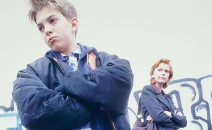 两岁小孩子特别犟应该怎么教育,孩子很犟父母怎么教育