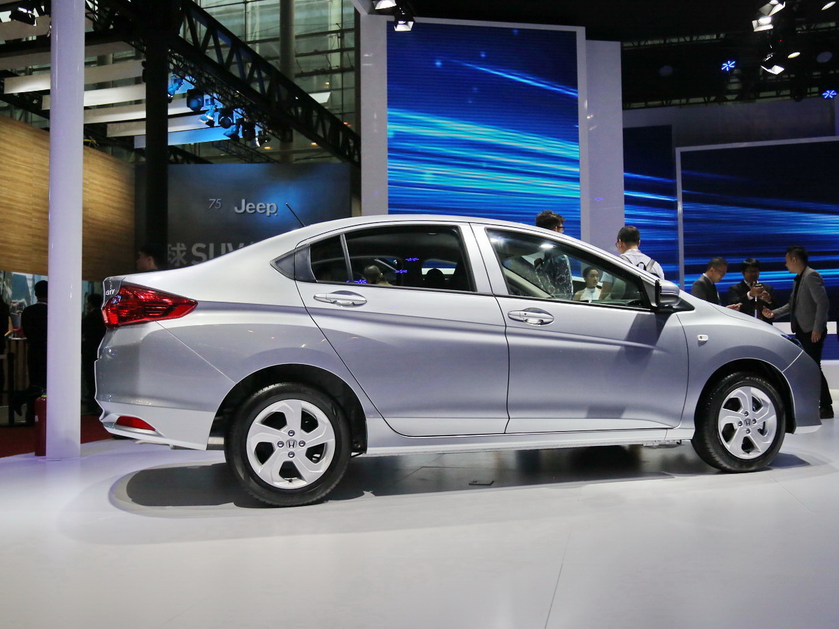 老款本田锋范手动值不值得买,二手车锋范经典好还是八代思域好