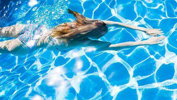 游泳后身体发痒起红疙瘩,游泳后身上痒起小疙瘩能继续游吗