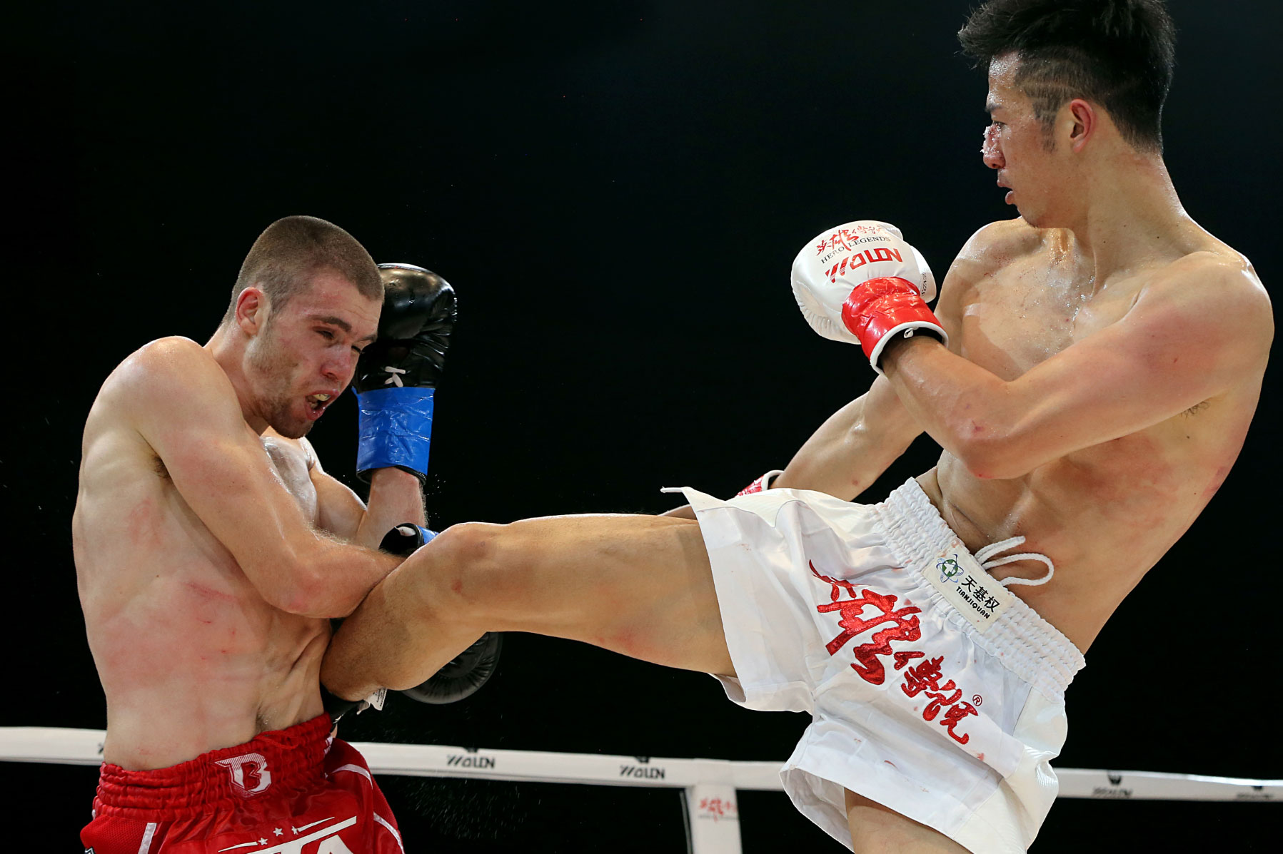 邹恭义飞膝ko,邹恭义顶膝占据优势