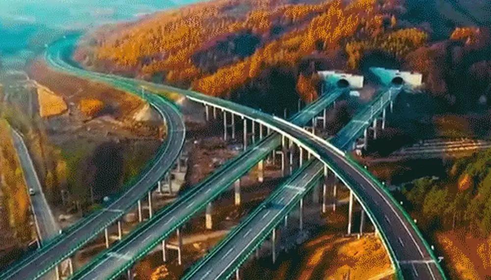 9个小时建一座火车站：吓懵老外的“中国速度”，却把我看哭了