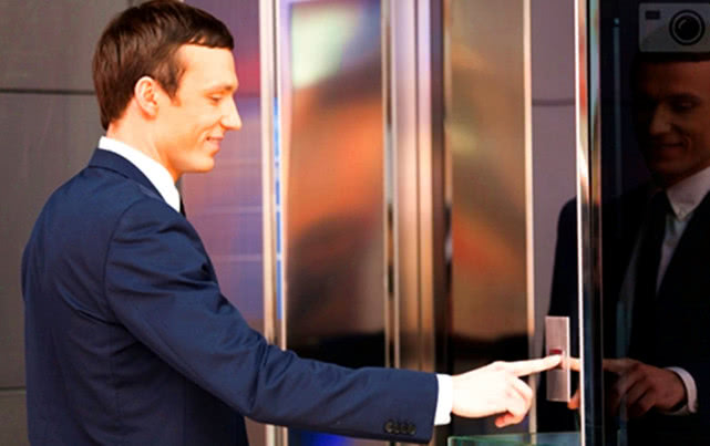 被困在电梯里面要如何正确的自救,在电梯里面遇到电梯问题怎么自救