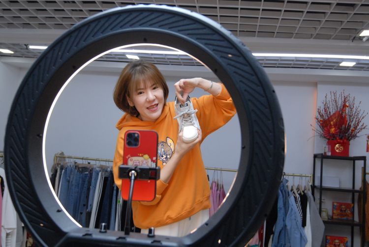 服装店主变身,服装店主做直播卖货