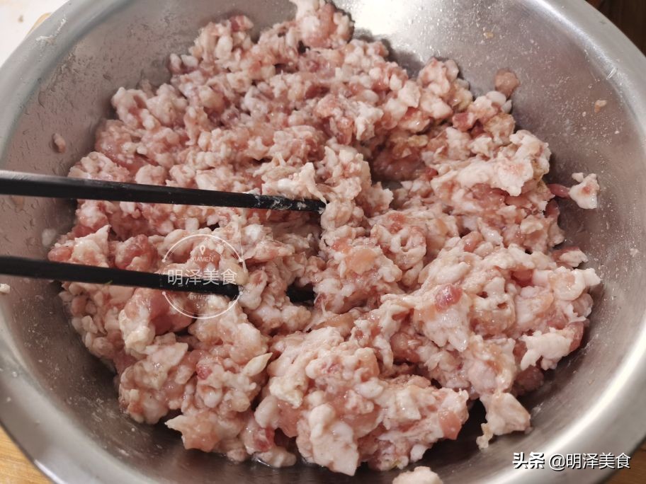 这种蔬菜很少生虫，用它做馅蒸包子，味道鲜香，我一次能吃四五个