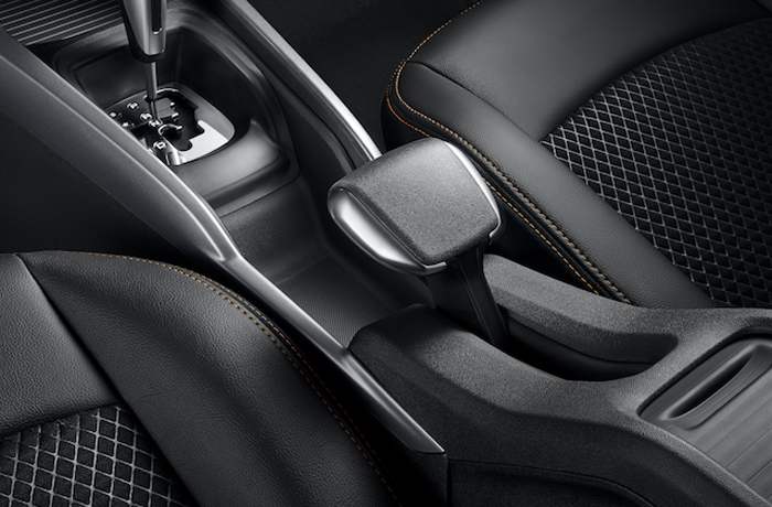 溜车了先踩刹车还是拉手刹,遇见溜车时是先拉手刹还是踩脚刹