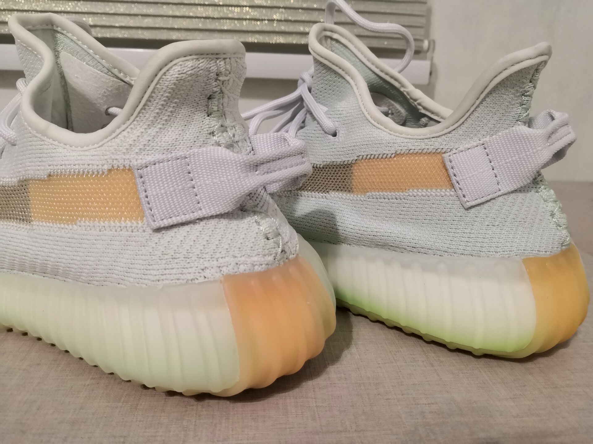 椰子yeezy700真假对比,yeezy350冰蓝满天星真假鉴定方法