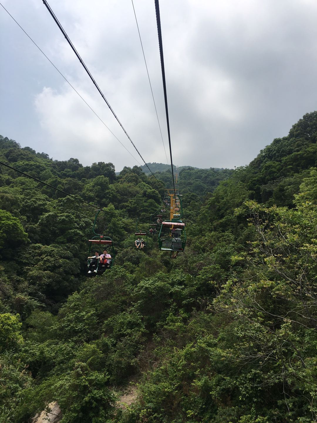 小孩脑袋诡异向后转了180°，居然说是小孩火眼低，压不住邪……