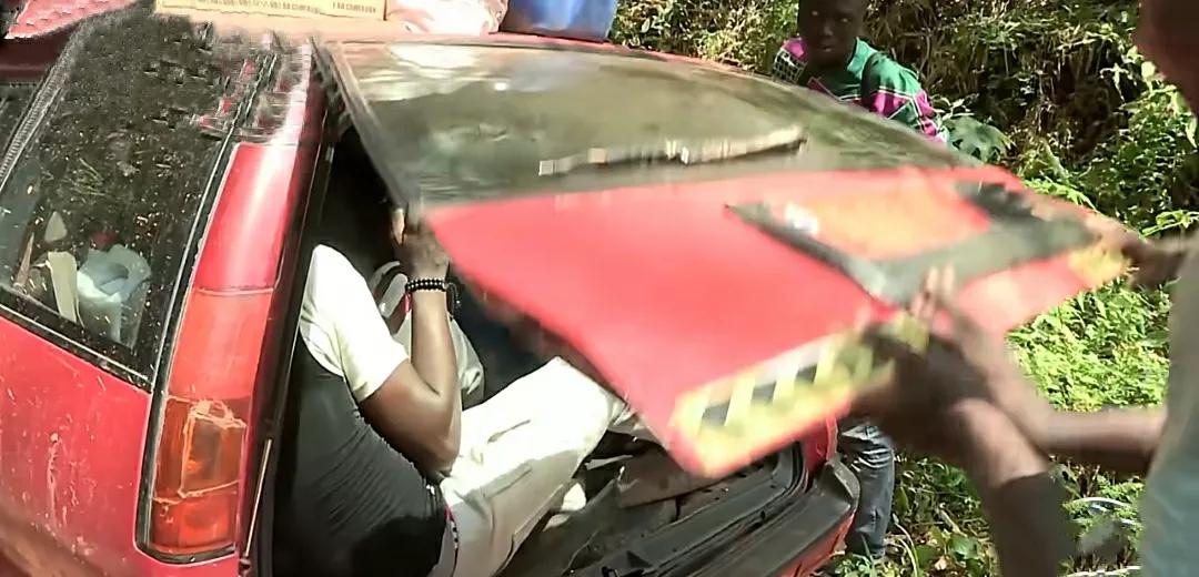 喀麦隆玩命出租车，一辆车坐17人，中国自行车也在非洲遍地开花