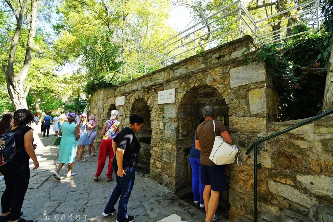 据说塞尔丘克的山坡上的许愿墙很灵验,好多土耳其人来此许愿