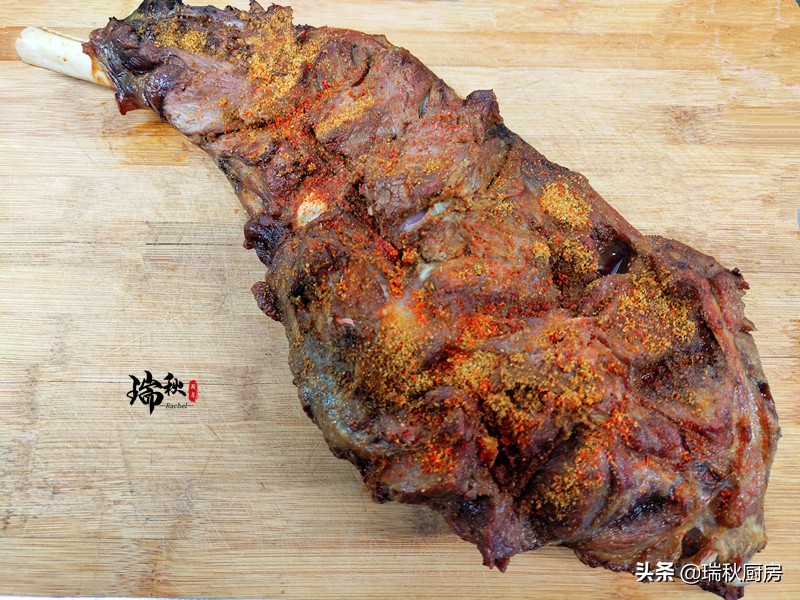 羊肉最适合夏天食用,正宗烤羊腿外酥里嫩的关键