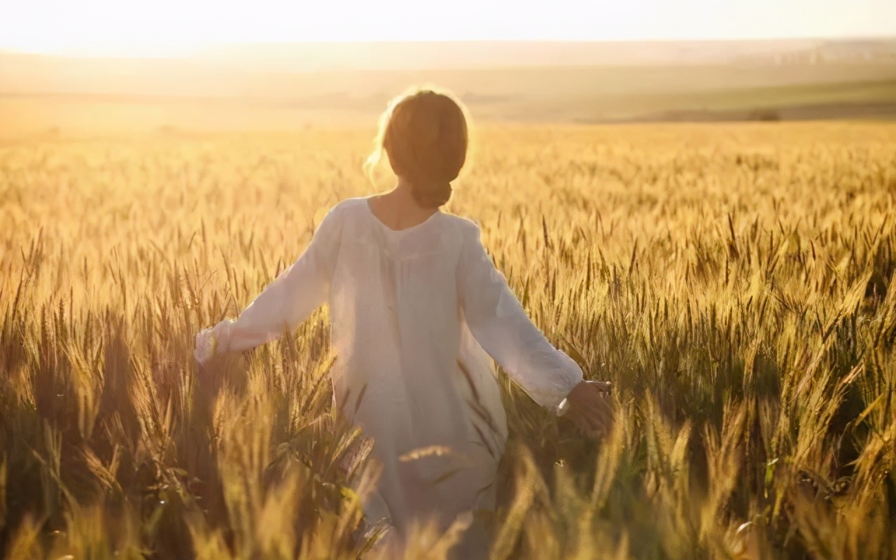 中年女人别被“少女心”误导，老在男人堆里凑热闹最后尴尬了自己