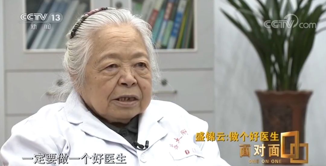 最近比较火的一个女生的照片,一张照片爆火的女孩