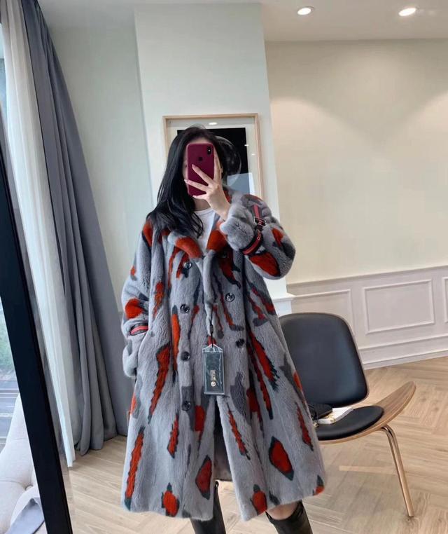 这几种人不适合穿“带毛的衣服”，穿海马毛显胖，穿貂像暴发户