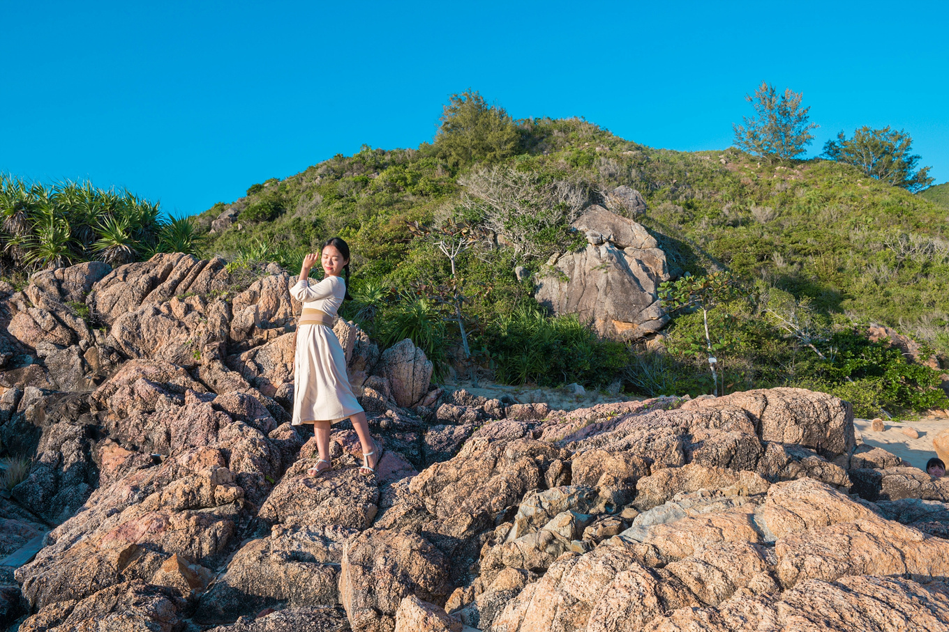 你在南方瑟瑟发抖，我在这里遛娃、看猴、赶海····