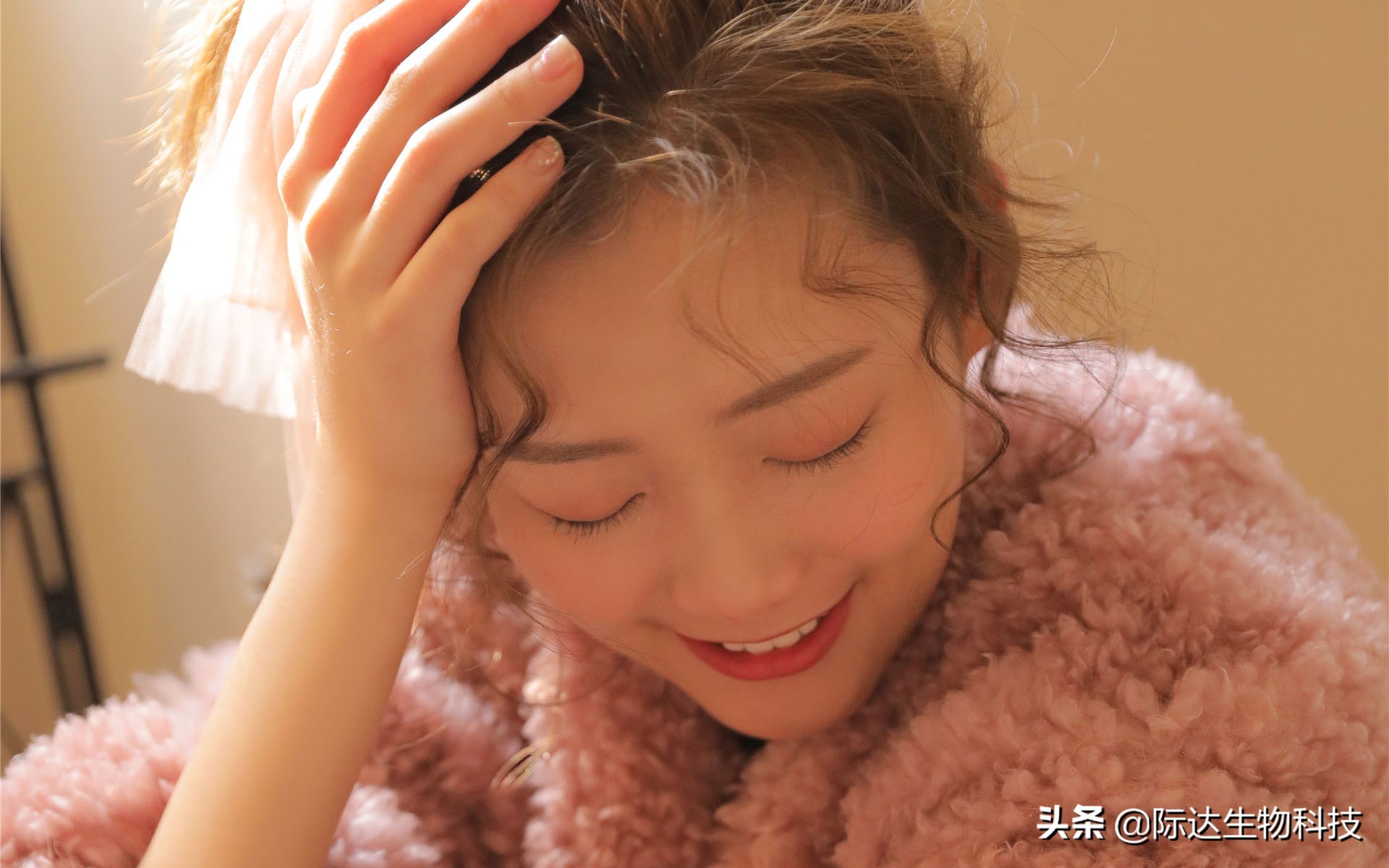 叮咚!你的眼部肌肤已欠费!再不护理,将影响正常使用…