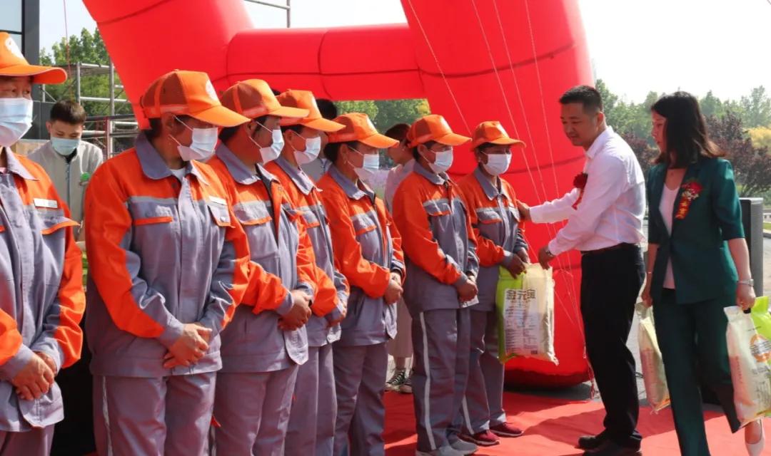 甬妈妈入驻南湖爱心捐赠仪式暨《甬帮融合热菜》新书发布成功举办