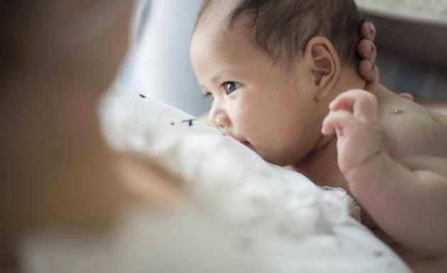 小孩的吃奶方式决定了她的性格,宝宝吃奶姿势不对会导致大小脸吗
