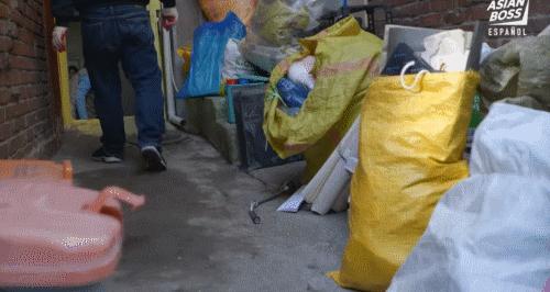 82岁老妇住地下室五年，家中垃圾堆成山，3天时间变幸福安乐窝