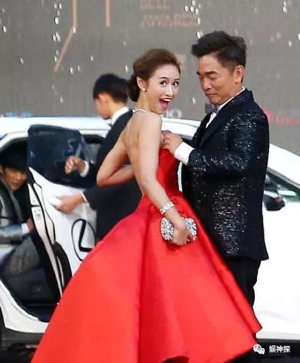 在公共场合亲吻30岁女儿、开黄腔，每天要亲100次，太恶臭了