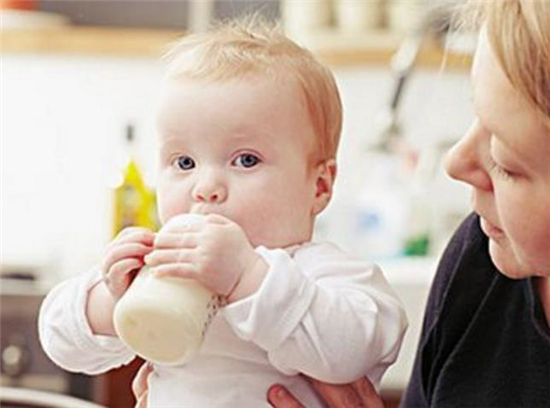 预防胀气的正确哺乳姿势,哺乳姿势不正确有什么危害