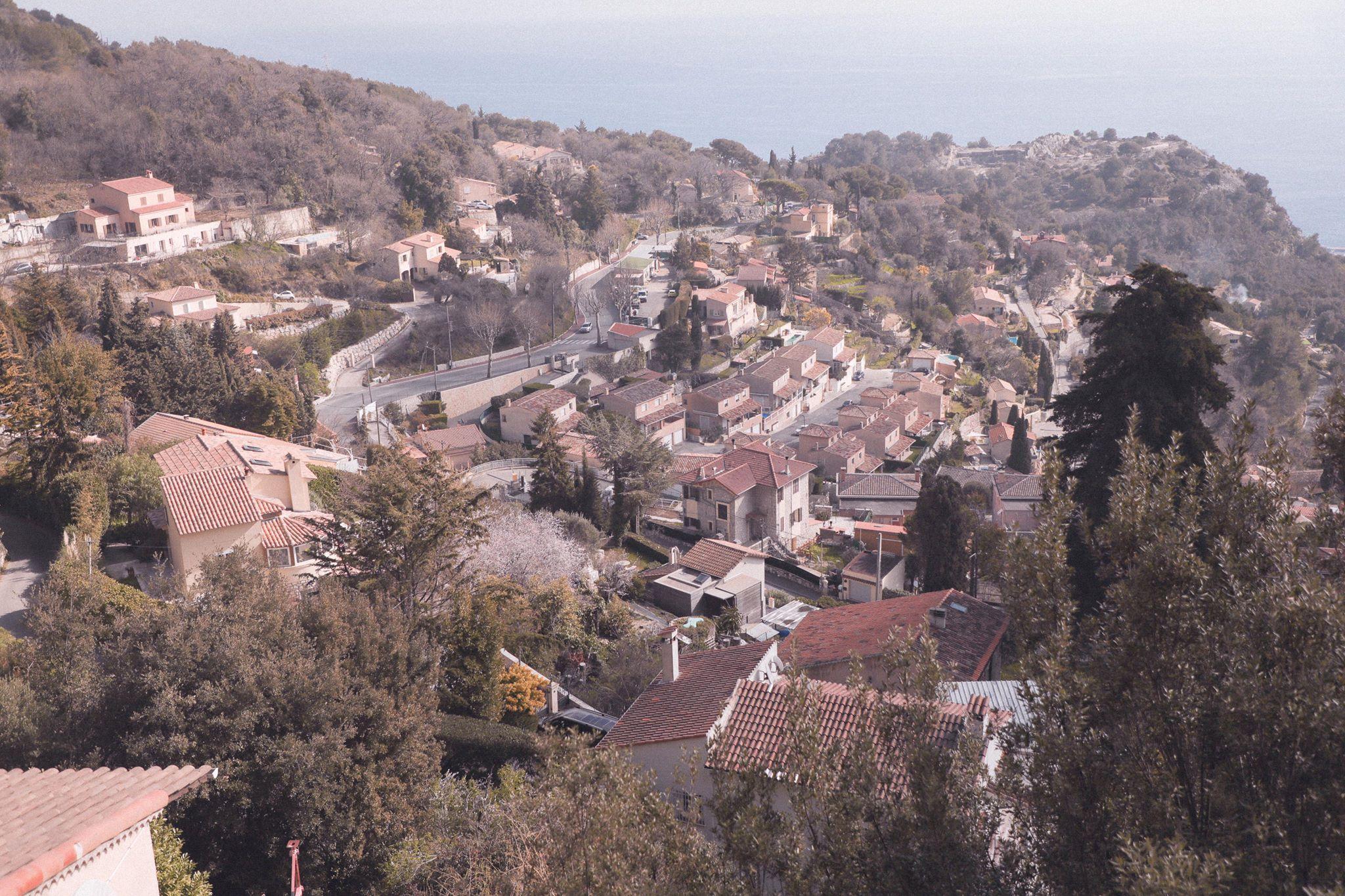 穿着劳保鞋徒步,穿着耐克鞋爬山