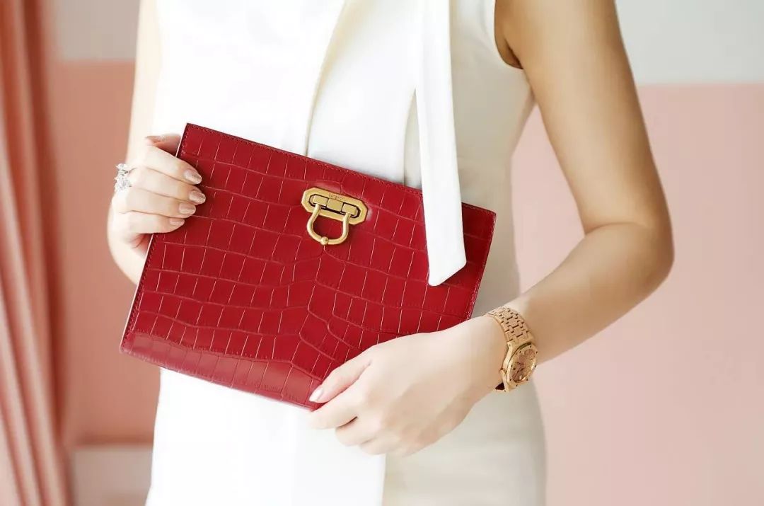 鼠年的女人买什么色的包包好,大牌鼠年限量款包包