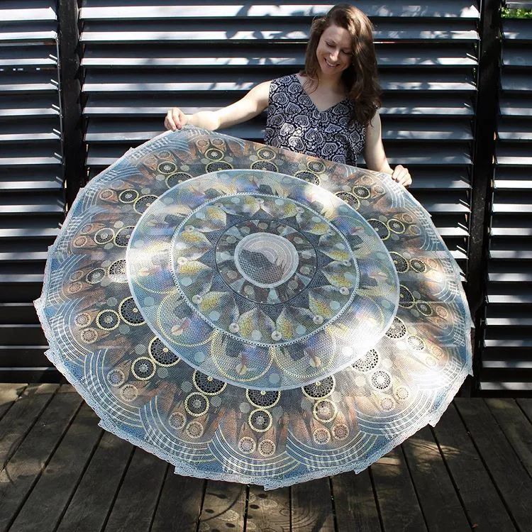 她用一把手术刀在2毛钱废报纸上雕出精美图腾,一幅卖60万