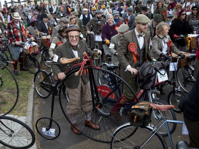 粗花呢西装搭配酒红色西裤,新中式复古风西装穿搭