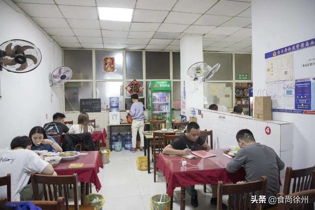 很多人从这家夫妻馆子认识徐州菜，芝麻鸡、沸腾鱼爆辣爆好吃