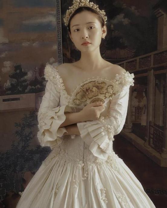 吴倩红色公主裙,吴倩乘风破浪裙子