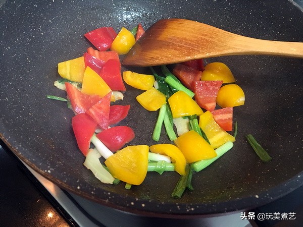 深藏不露的墨鱼，吐得你满脸污黑，抓拿归案，缤纷上桌