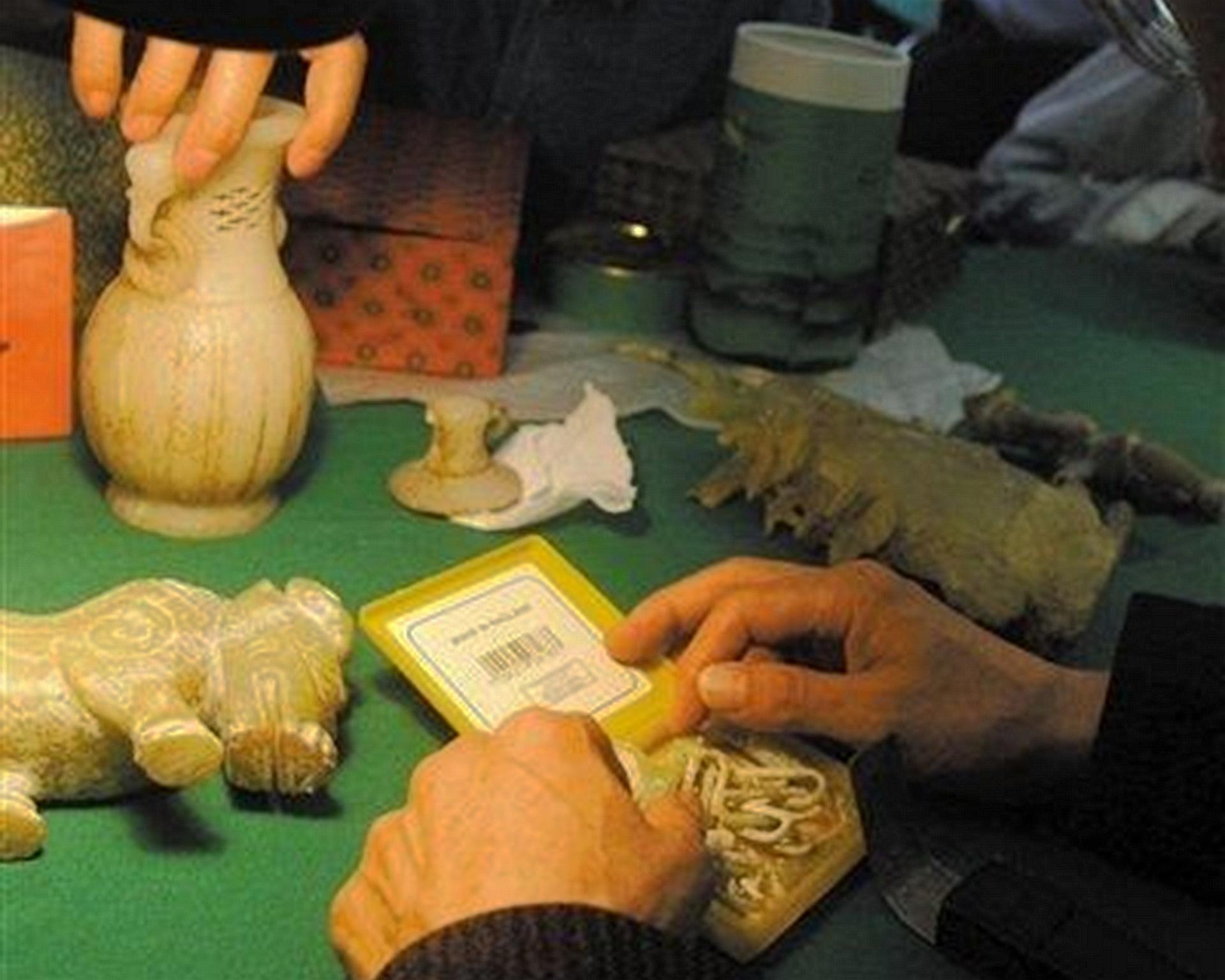 女子拿枕头鉴宝完整视频,大妈带5元买的玻璃杯去鉴宝