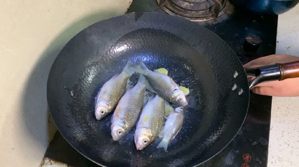 炖鲫鱼汤到底用冷水还是热水,炖鲫鱼汤里面加什么最好