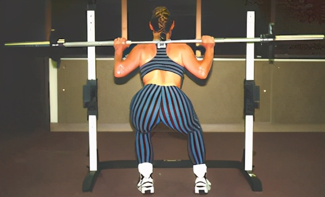 深蹲屁股向一边歪怎么解决,深蹲骨盆偏移都有哪些原因