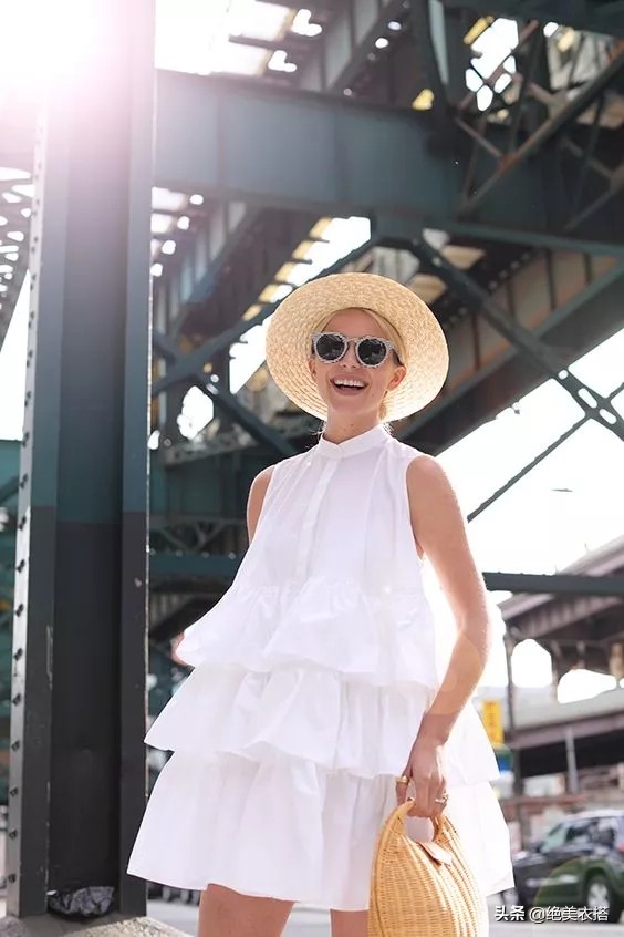 讲解连衣裙的穿搭,连衣裙怎样穿才显得更高级呢