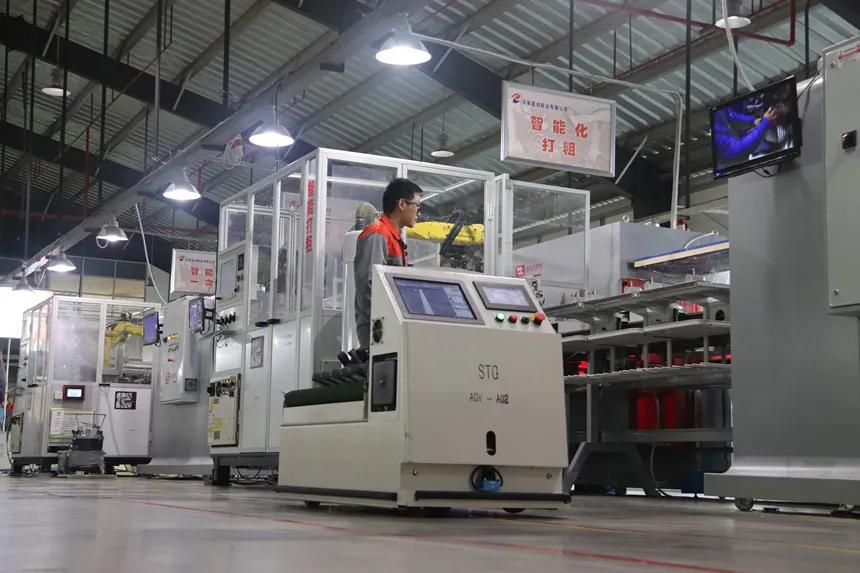 鸿星尔克新疆建厂新闻播报,鸿星尔克河南新店