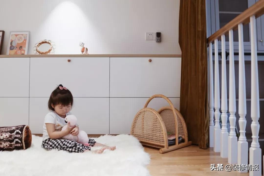 她买下32㎡上海老旧学区房，为女儿打造小桃园还有20㎡舒适大庭院