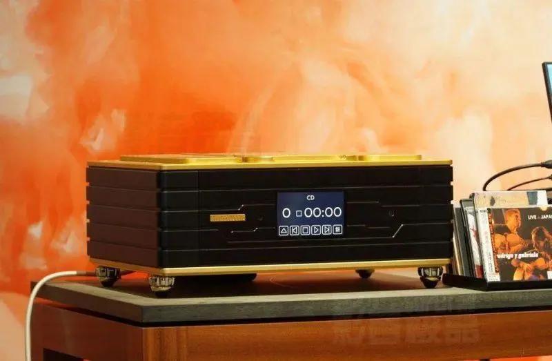 这只“火鸟”是白色的,CessaroFirebird扬声器