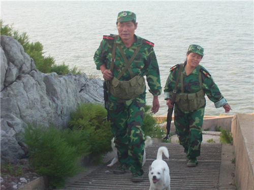 夫妻独守孤岛三十二年,夫妻俩驻守黄海孤岛32年无电无水