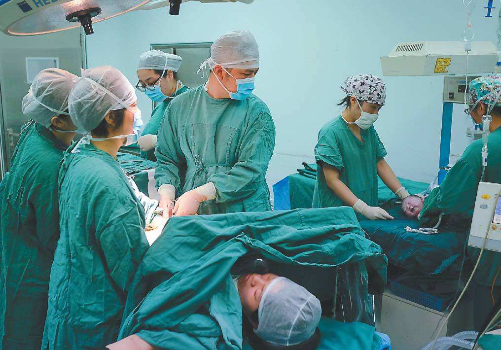 谢依霖水中分娩后判若两人,谢依霖水下分娩全记录