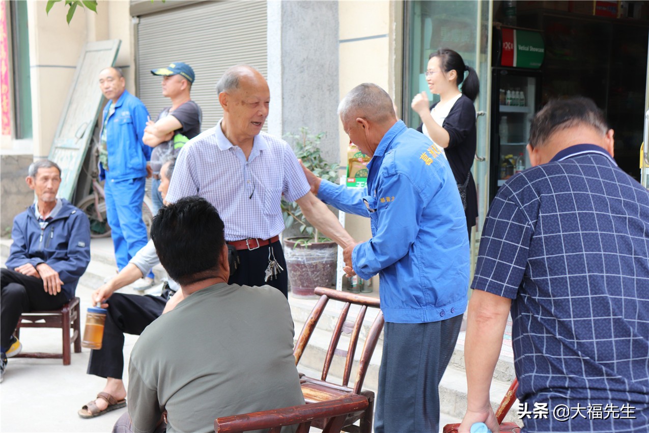 钢铁年代战友重逢,钢铁情怀