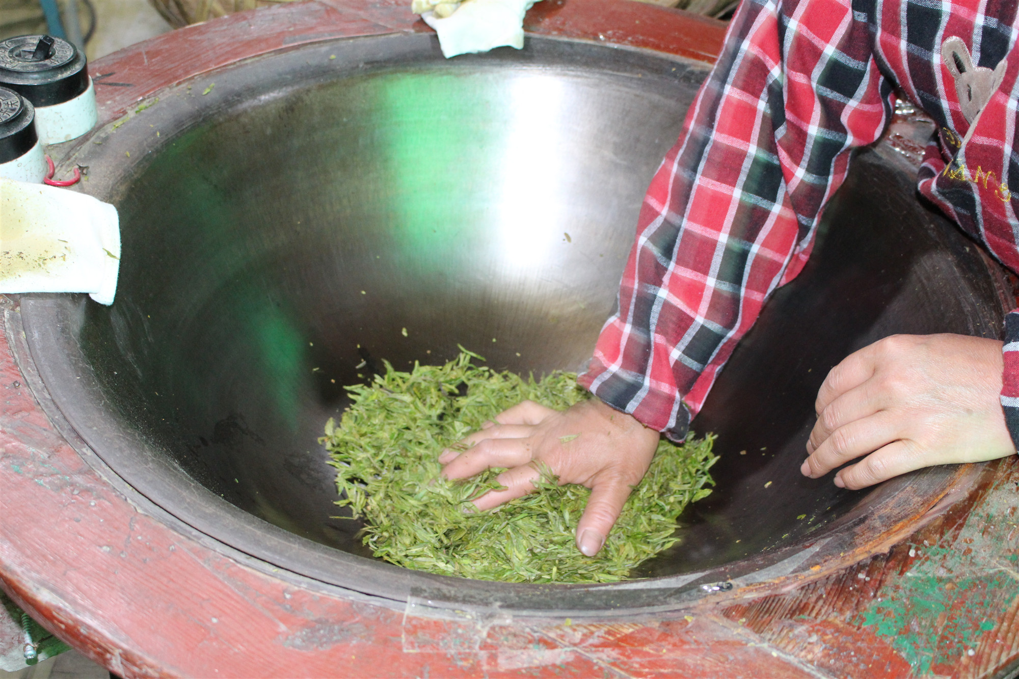 杀青在茶叶中是什么工序,杀青和萎凋茶叶是啥意思