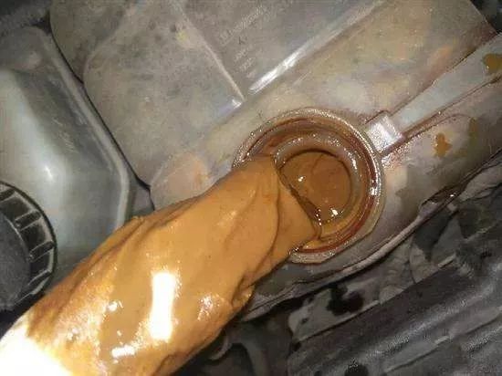 机油里面进水换机油能解决问题吗,机油进水乳化如何去水