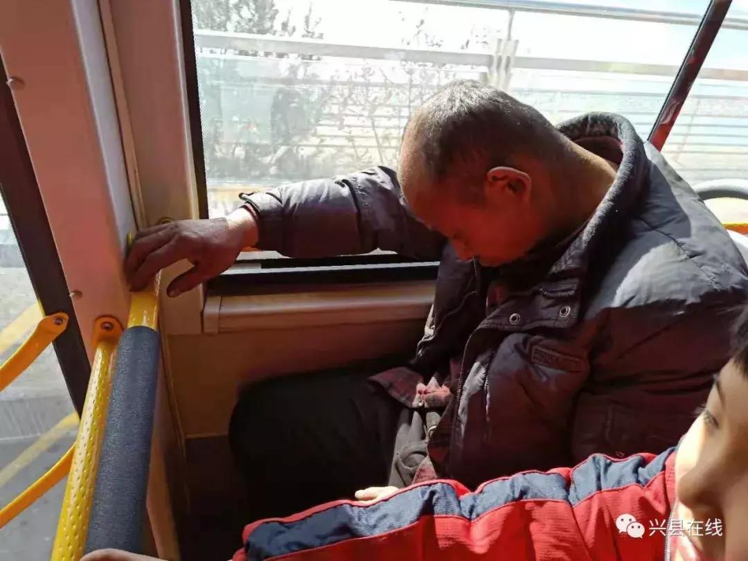 【*今条头日**】兴县街头大中午一点多拍到的一幕，辛酸，想哭！